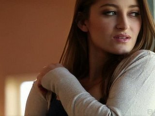 Nubileベーブダニ・ダニエルズは裸取得し、彼女の猫を示してい