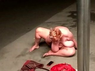 ロシアのおばあちゃんストリートオーガズム
