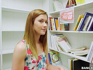 Bellezza di Redhead Alaina Dawson viene forato sulla macchina fotografica POV
